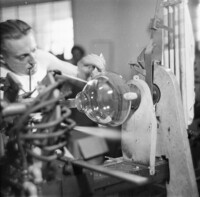 Glasbläser mit Bildröhre, Bild 2; Foto, 1952
