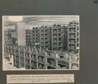 Regale im Prüffeld der Bildröhrenfertigung (Obj. I/9) , Seite 40 eines Fotoalbums mit 41 Fotos von der Produktion aus dem Werk für Fernmeldewesen (HF), 1951, mit deutscher und russischer Beschriftung.